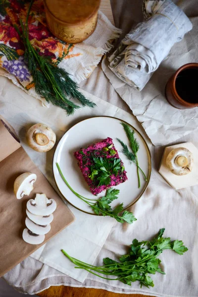 Tradicional ensalada de remolacha rusa "arenque bajo un abrigo de piel" en —  Fotos de Stock