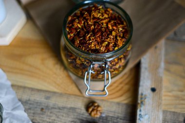 cam kavanoz s fındık ve çilek ile lezzetli ev yapımı yulaf granola