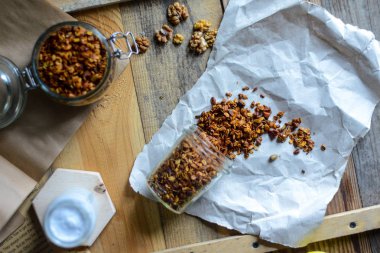 cam kavanoz s fındık ve çilek ile lezzetli ev yapımı yulaf granola