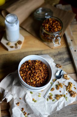 beyaz ceram fındık ve çilek ile lezzetli ev yapımı yulaf granola