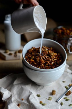 beyaz ceram fındık ve çilek ile lezzetli ev yapımı yulaf granola