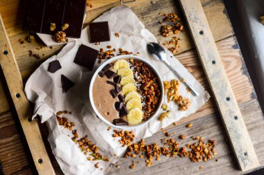 muz ile tepesi çikolata smoothie kase lezzetli kahvaltı