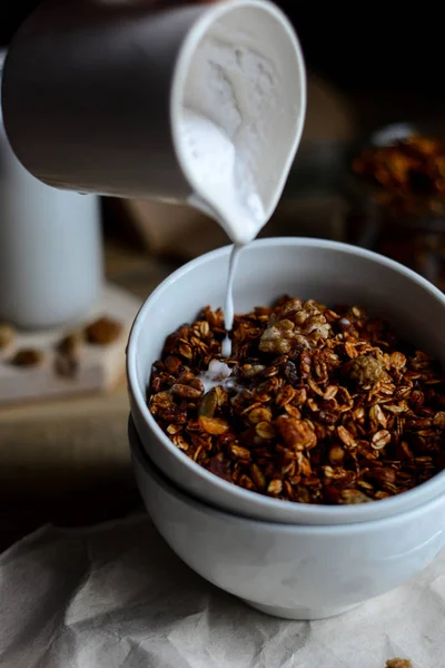 Sabrosa granola de avena casera con frutos secos y bayas en cerámica blanca — Foto de Stock