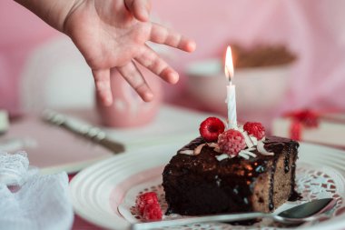 küçük bebek el lezzetli ev yapımı çikolata doğum için ulaşır