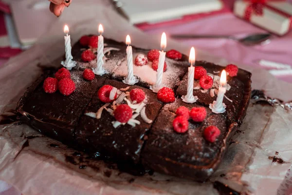 Gustosa torta di compleanno al cioccolato fatta in casa decorata con alcuni lamponi — Foto Stock