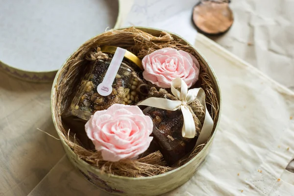 Подарункова коробка з фермерським медом і прикрашена козловими рожевими квітами — стокове фото