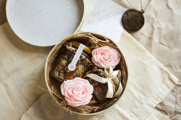 Confezione regalo con miele di fattoria e decorato di fiori rosa corallo o — Foto Stock