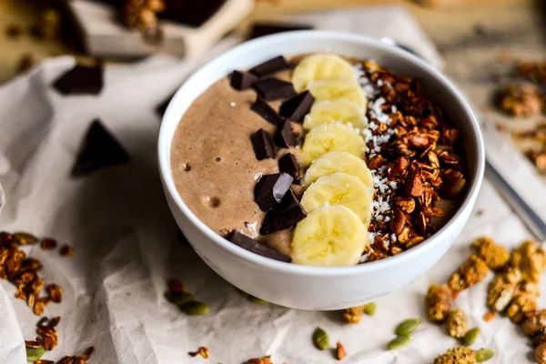 Asty frukost från choklad smoothie Bowl topping med banan, — Stockfoto