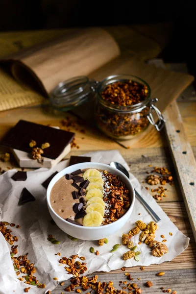 Asty frukost från choklad smoothie Bowl topping med banan, — Stockfoto