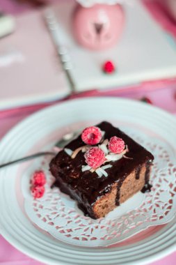 lezzetli ev yapımı çikolata doğum günü pastası bazı raspber süslenmiş