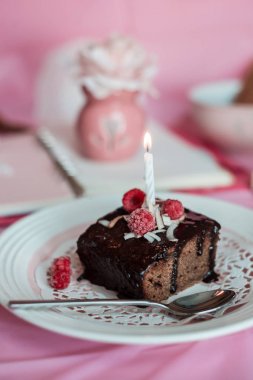 lezzetli ev yapımı çikolata doğum günü pastası bazı raspber süslenmiş