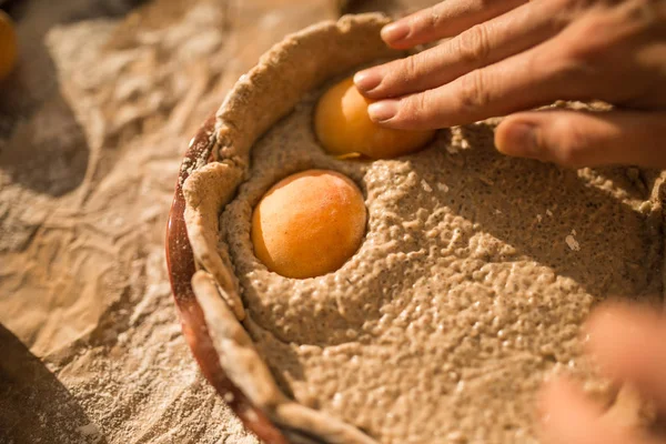 Mulher em vestido de verão doce cozinhar uma torta doce com damascos frescos — Fotografia de Stock