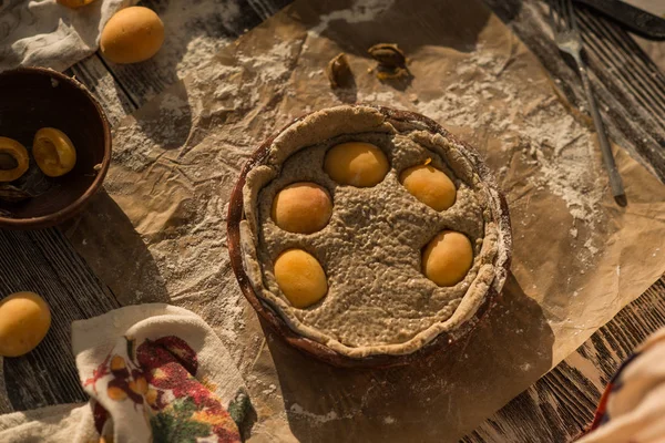 Mulher em vestido de verão doce cozinhar uma torta doce com damascos frescos — Fotografia de Stock