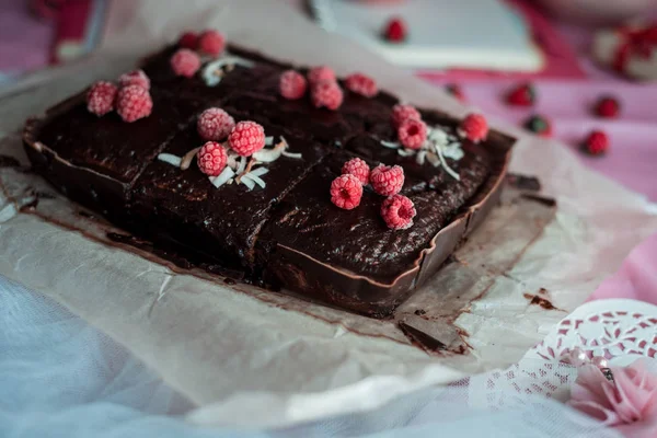 いくつかのラズベリーで飾られたおいしい自家製チョコレートバースデーケーキ — ストック写真