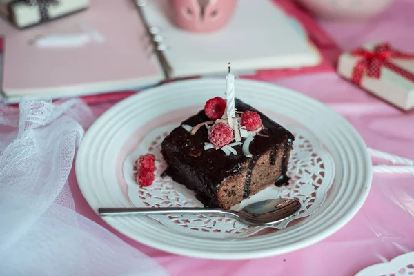 Savoureux gâteau d'anniversaire au chocolat fait maison décoré d'un peu de framboise — Photo