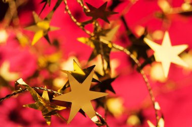 kırmızı zemin üzerine altın yıldız