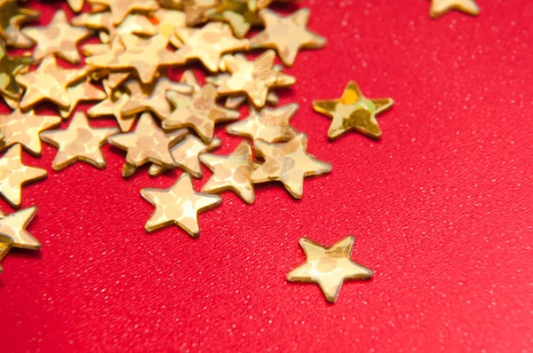 Золотая звезда на красном фоне — стоковое фото