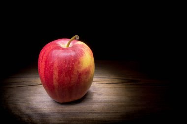 Tahta masada kırmızı elma