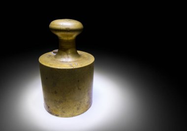 1 kg koyu arka plan ağırlığındadır