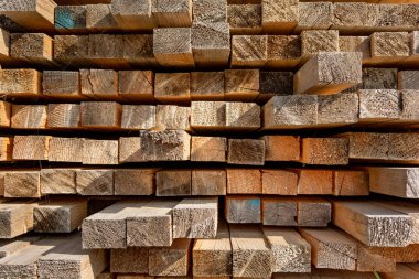 İstiflenmiş tahtaların ritmik bileşimi