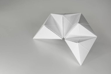 Beyaz kağıt ışığı ve gölgenin origamisi