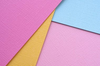 soyut arka plan. sarı pembe ve mavi rengin çok renkli dokulu kağıt rasgele bulunur.