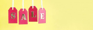Sarı bir arka planda kırmızı asılı Etiketler altın harflerle yazıt satışı. sosyal ağlar popüler boyutlarda Banner