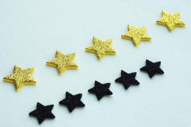 beş altın yıldız ve beş siyah yıldız. Konsept derecesi ve antirating.