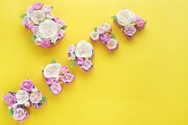 Yazıt Mart 8 parlak sarı arka planda Rus harfleri çok renkli çiçekler ile kaplıdır.