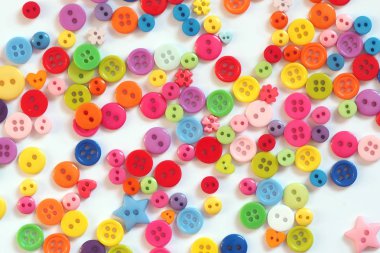 beyaz arka plan üzerinde farklı boyutta farklı renkli düğmelerden arka plan