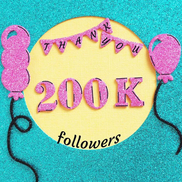 感谢20000 200K用户与气球和旗帜 对于社交网络的朋友 追随者 网络用户感谢你庆祝的订户 追随者 — 图库照片