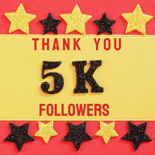 Teşekkürler 5k, 5000 takipçileri. sosyal ağ arkadaşlar, takipçileri için siyah ve altın parlak yıldız ile kırmızı ve altın arka plan üzerinde siyah parlak numaraları ile mesaj