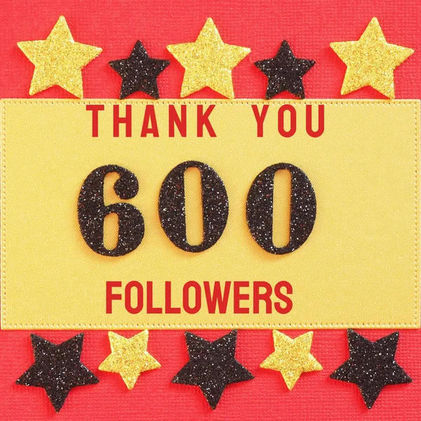 Teşekkürler 600 takipçileri. sosyal ağ arkadaşlar, takipçileri için siyah ve altın parlak yıldız ile kırmızı ve altın arka plan üzerinde siyah parlak numaraları ile mesaj
