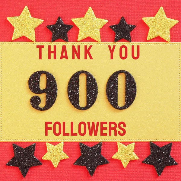 感谢900名追随者 红色和金色背景上的黑色闪亮数字的消息 黑色和金色闪亮的星星 供社交网络朋友 关注者使用 — 图库照片