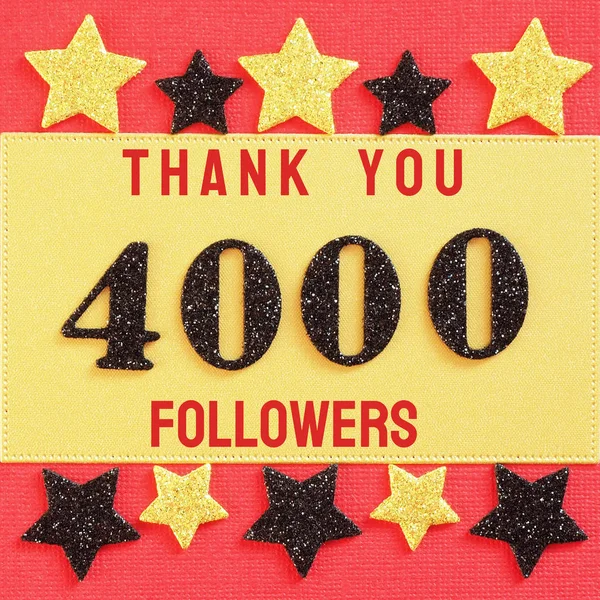 谢谢4000 追随者 红色和金色背景上的黑色闪亮数字的消息 黑色和金色闪亮的星星 供社交网络朋友 关注者使用 — 图库照片