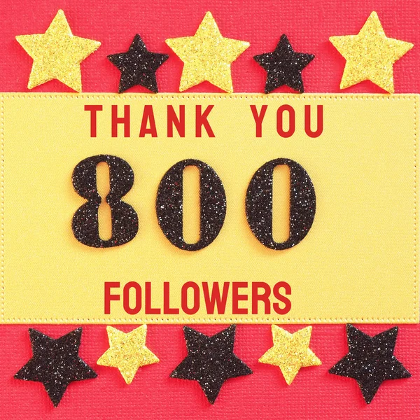 感谢800名追随者 红色和金色背景上的黑色闪亮数字的消息 黑色和金色闪亮的星星 供社交网络朋友 关注者使用 — 图库照片