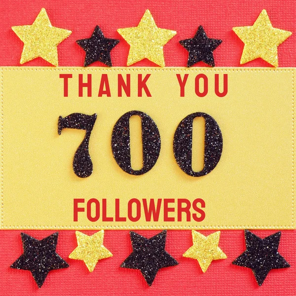 感谢700名追随者 红色和金色背景上的黑色闪亮数字的消息 黑色和金色闪亮的星星 供社交网络朋友 关注者使用 — 图库照片