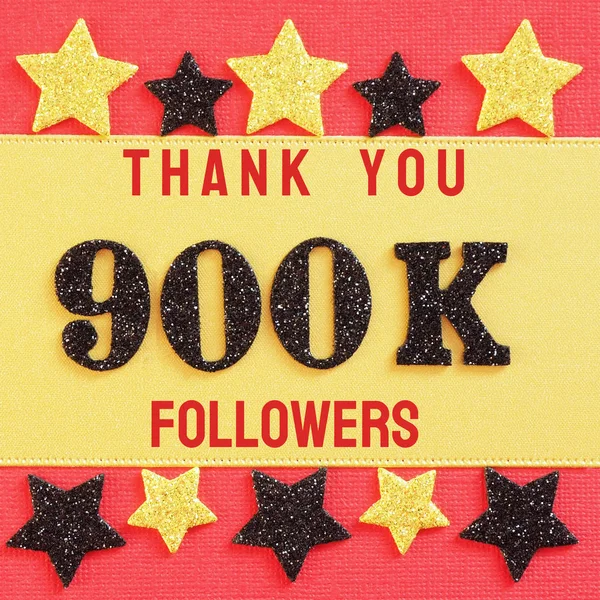 谢谢90万 90万追随者 给社交网络的朋友和追随者的一条信息 红色和金色背景的黑色闪光的数字 黑色和金色的闪亮的星星 — 图库照片