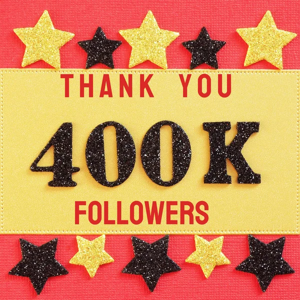 谢谢400000 400000追随者 给社交网络的朋友和追随者的一条信息 红色和金色背景的黑色闪光的数字 黑色和金色的闪亮的星星 — 图库照片
