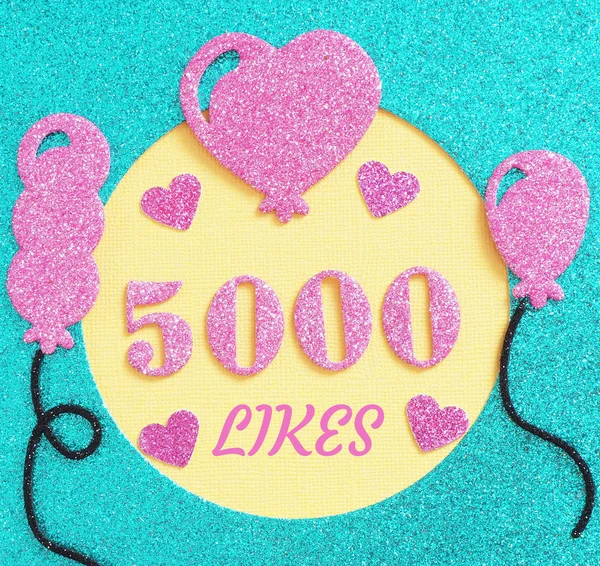balonlar ve kalpler ile 5000 seviyor hakkında bir sosyal ağ üzerinde gönderme için parlak bir afiş