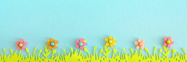 Grass Wooden Flowers Blue Textured Pape Popular Social Media Banner — Stock Photo, Image