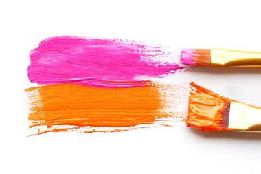 Pembe ve turuncu boya ve iki fırça darbesi. Beyaz arkaplanda izole et.