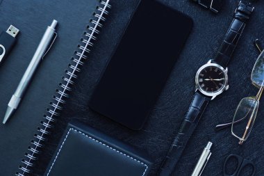 Geometrik desenli siyah şık ofis malzemeleri, akıllı telefon ve erkek aksesuarları. İş konsepti. Düz düzen, üst görünüm, yaşam tarzı