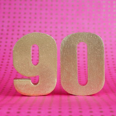 Parlak pembe benekli arka planda 90 numaralı altın hacim. Boşluğu kopyala