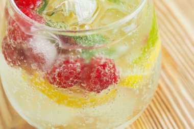 Çilek, limon, kireç ve köpüklü su kabarcıklarında nane. Yaz soğuyan limonata.