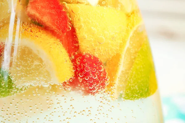 Aardbeien Citroen Limoen Munt Sprankelende Waterbelletjes Een Glazen Karaf Zomerse — Stockfoto