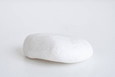 Beyaz arka planda pürüzsüz mavi büyük bir taş. Ürününüzün tanıtımı için..