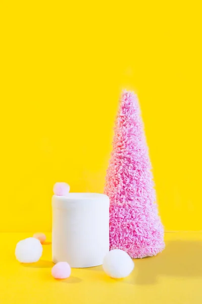 Fondo Navidad Minimalista Abstracto Podio Sombrero Blanco Bolas Esponjosas Blancas — Foto de Stock