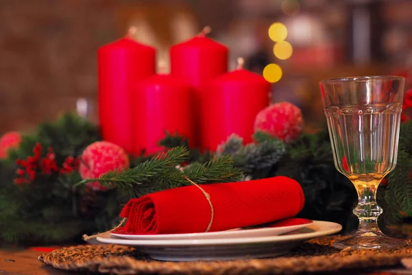 Set Noël Table Gobelet Verre Assiette Avec Serviette Rouge Branche Photos De Stock Libres De Droits