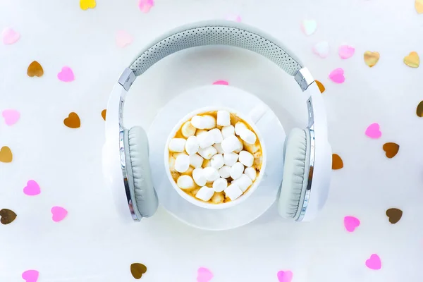 Auriculares Blancos Una Taza Blanca Con Café Malvaviscos Una Mesa — Foto de Stock